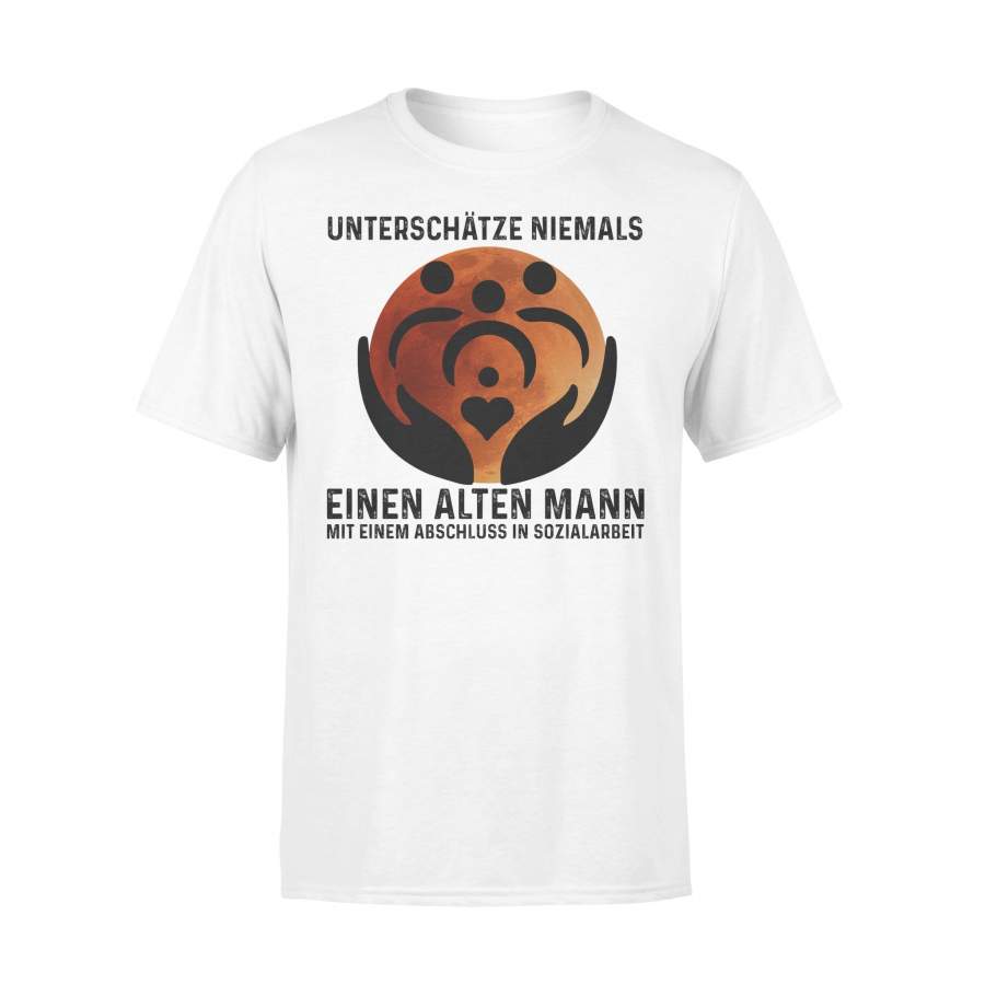 Unterschatze Niemals Einen Alten Mann Mit Einem Abschluss In Sozialarbeit Blood Moon T-shirt