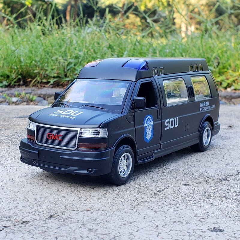 1:32 GMC SAVANA Alloy Car Model Diecasts Metal Modified Toy Police Off-Road Vehicles Car Model Sound Light Collection Kids Gift alx
