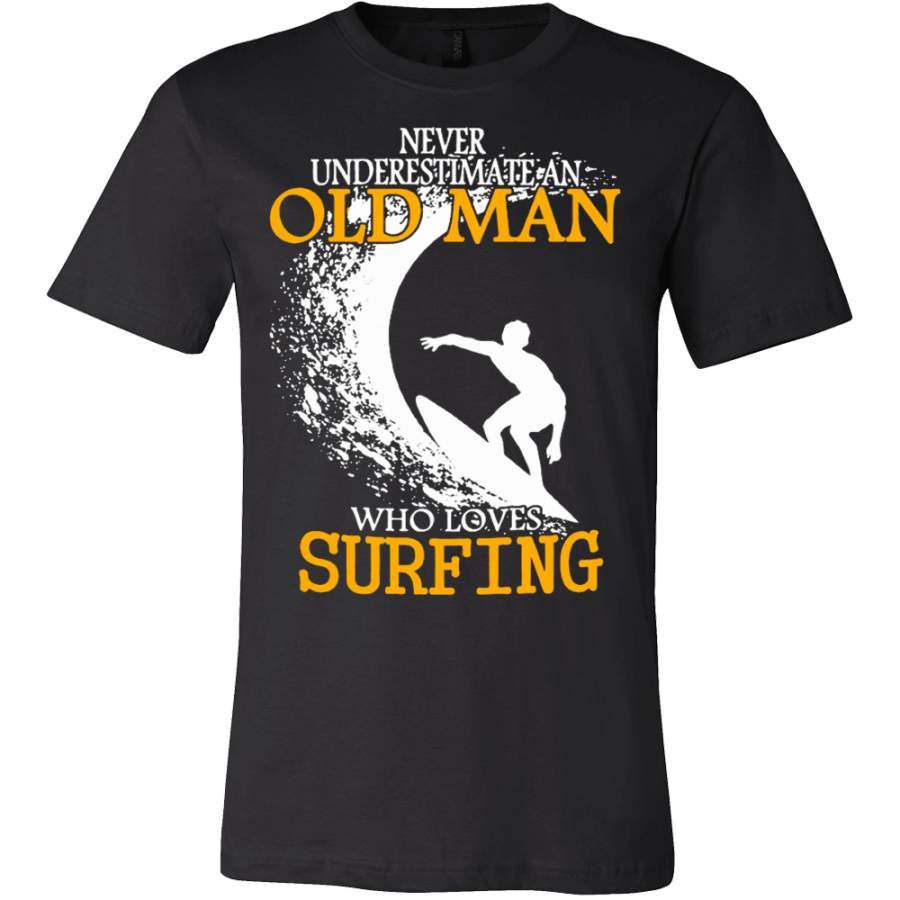NEVER UNDERESTIMATE AN OLD MAN WHO LOVES SURFING T-SHIRT