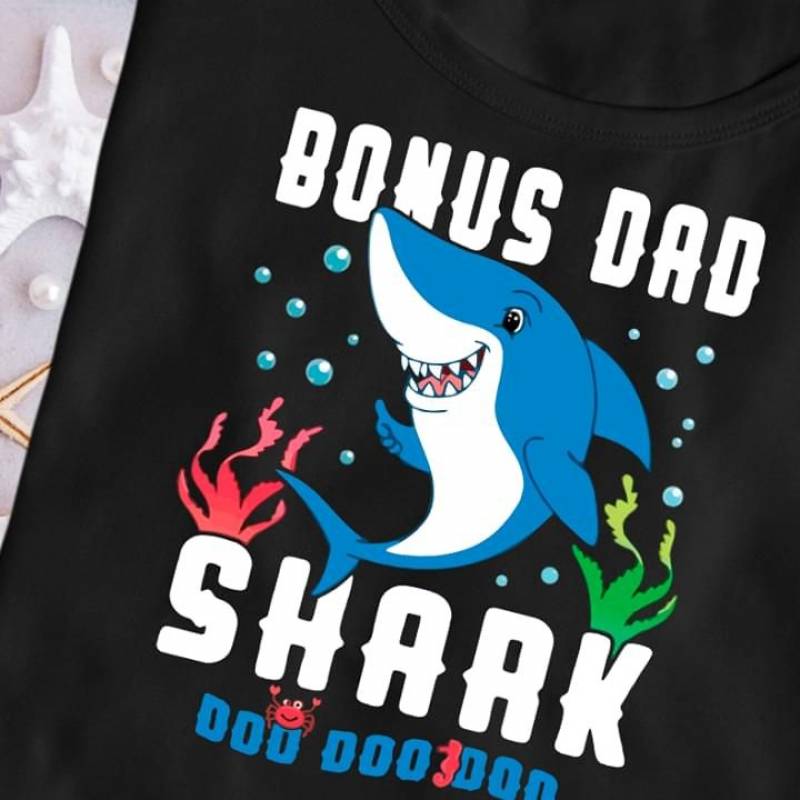 Bonus Dad Shark Doo Doo Doo Funny Quotes And Beautiful Imagine Art Print Shark On The Deep Ocean Pretty Gift For Shark Lovers Black Men And Women T Shirt S-5Xl