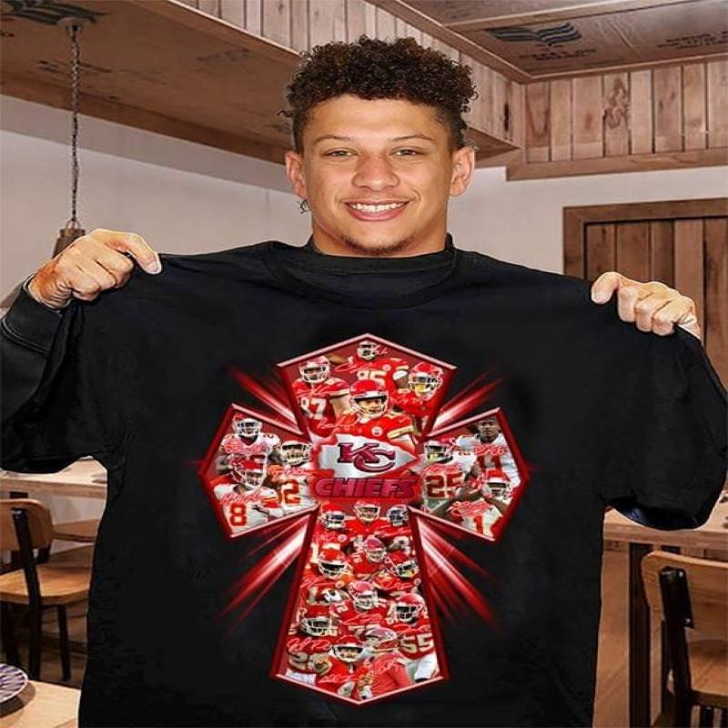 Chiefs Signatures And Beautiful Imagine Art Print Members On The Rugby Kansas City Chiefs Shaping Cross Pretty Gift For Chiefs Lovers Black Men And Women T Shirt S-5Xl