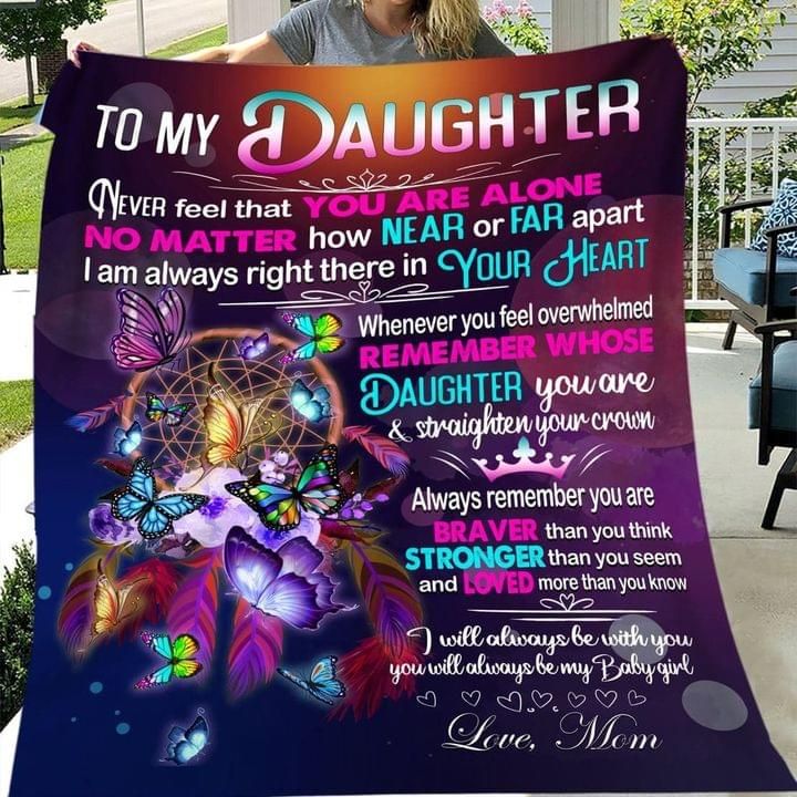 To my daughter never feel that you are alone love mom Quilt Blanket