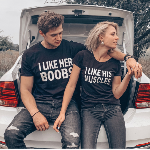 Gifts For Her For Him – I Like Her Boobs She Like My Muscles Couple T-Shirt – Gst