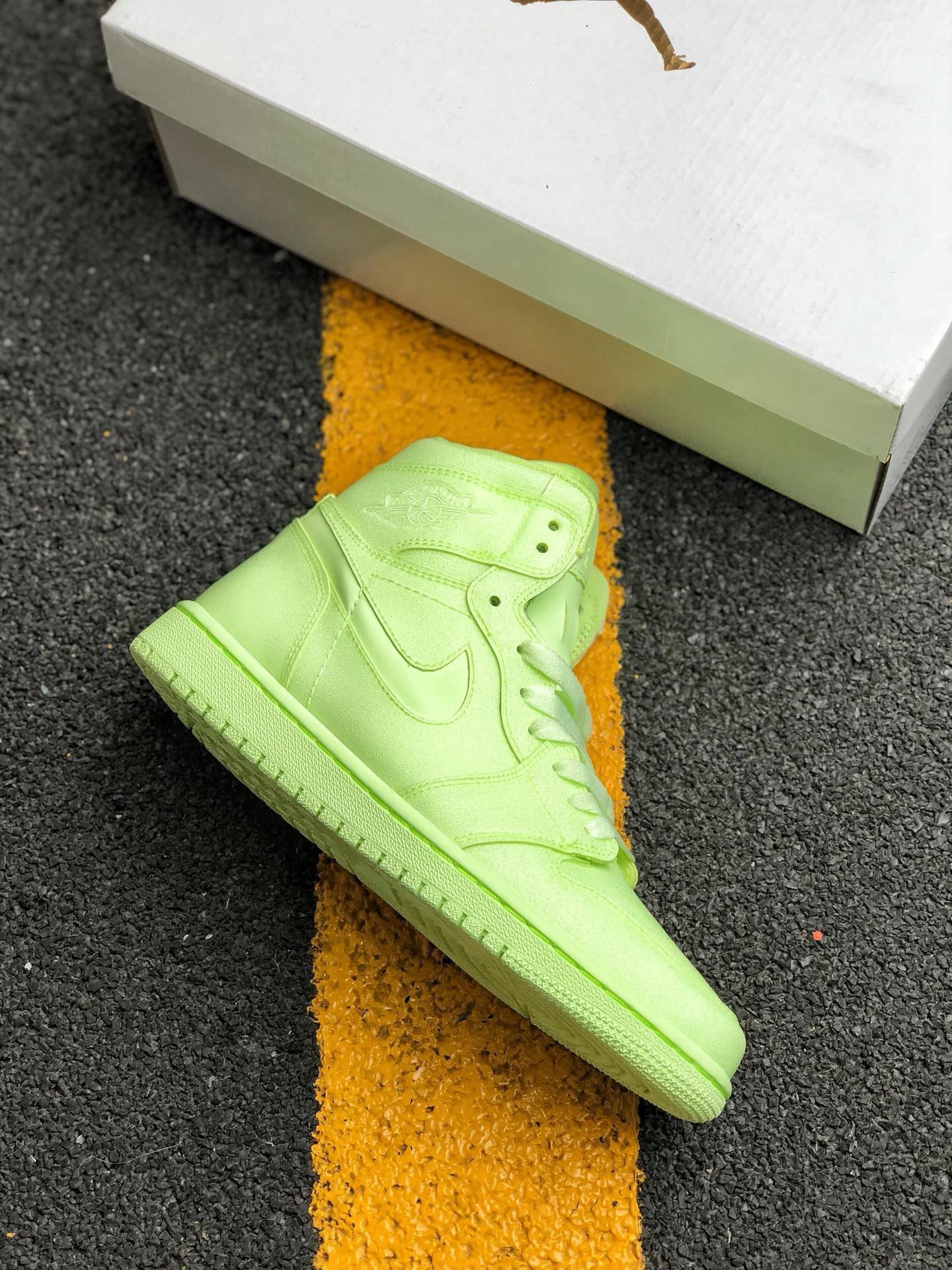 JD 1 High Premium WMNS Barely Volt AH7389-700 5342091