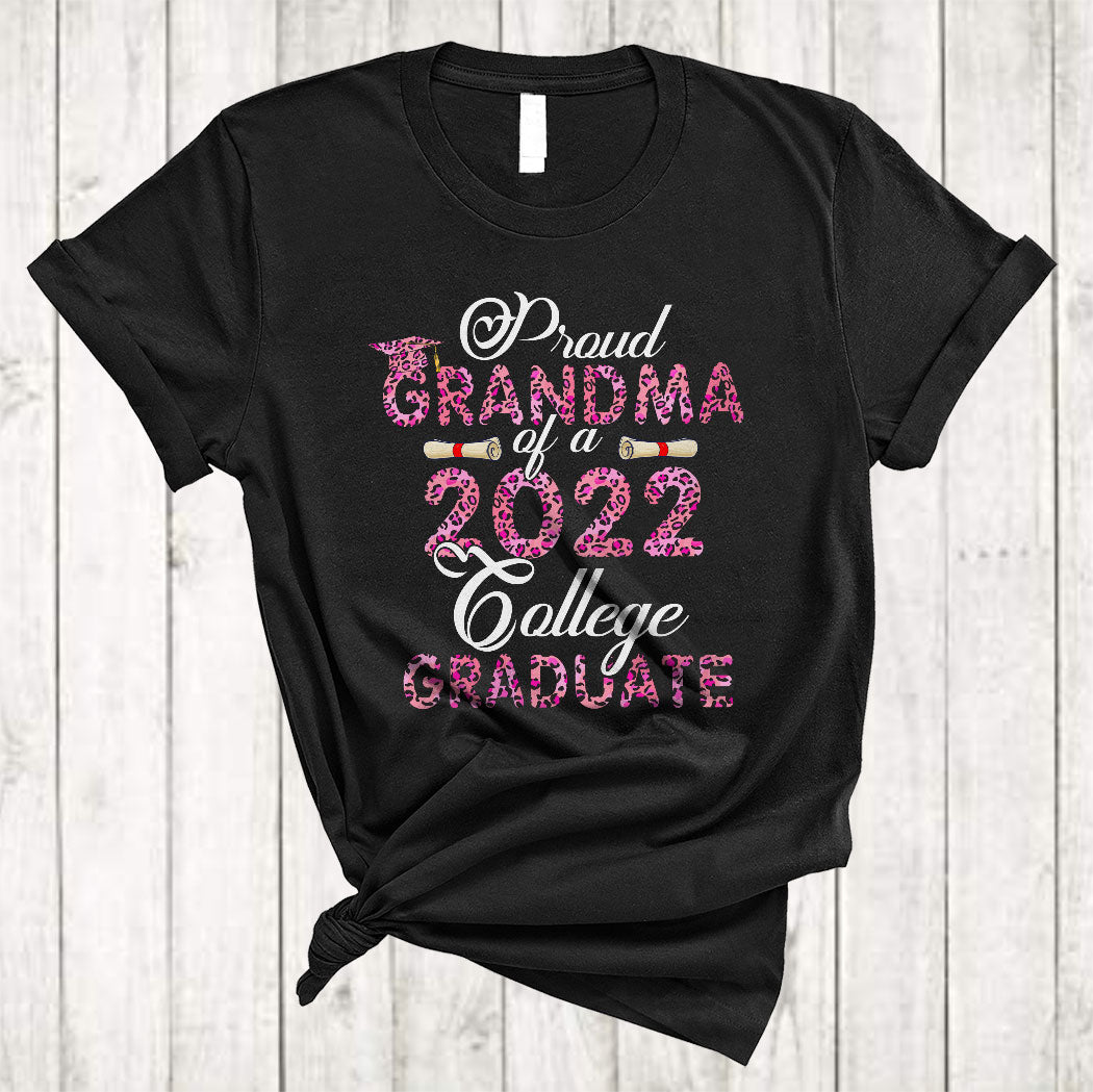 Proud Grandma Of A 2022 College Graduate Cool Happy Mother’S Day Leopard Plaid Graduation T-Shirt