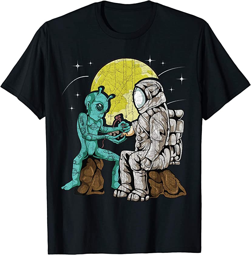 Alien Inking Astronaut Tattoo | Vintage Tattoo Artist Gift T-Shirt