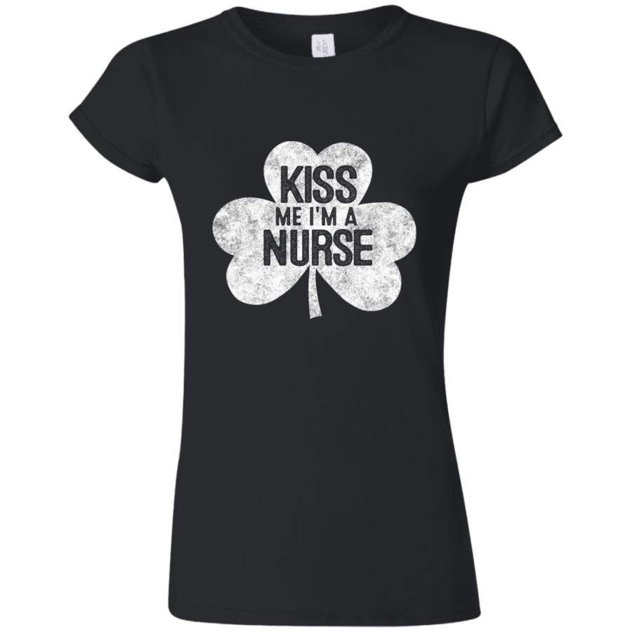 Kiss Me I’m A Nurse – St Patrick’s Day Gift Women’s T-Shirt