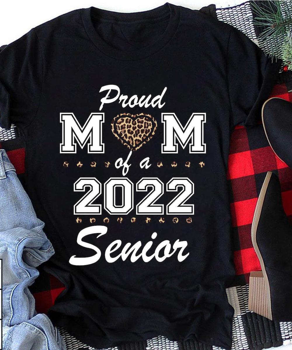 Senior Proud Mom Of A Class 2022 Leopard Heart Graduation Customizable – Standard T-Shirt