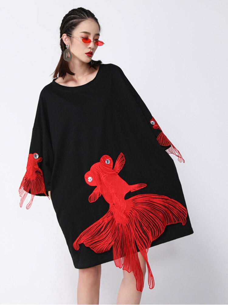 [EAM] Women Black Fish Embroidery Knee Length Big Size Dress New Round Neck Wrist Sleeve Fashion Tide Spring Autumn 2022 OA868 alx