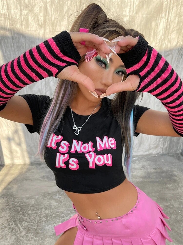 Funny y2k Slogan Crop Tee, Its Not Me It’s You Top, 2000’s Text T-shirt, 90s Aesthetic Trending Streetwear, Kawaii Girl Fashion, White Black