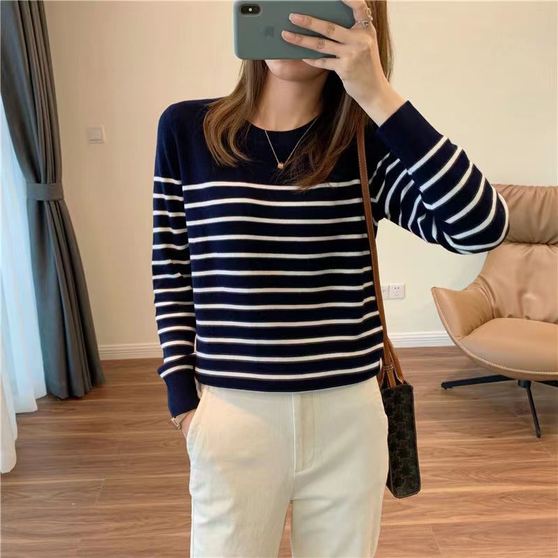 Autumn 2022 New striped autumn and winter women’s knitted sweater with round neck jacket on the bottom. comfortable woman alx