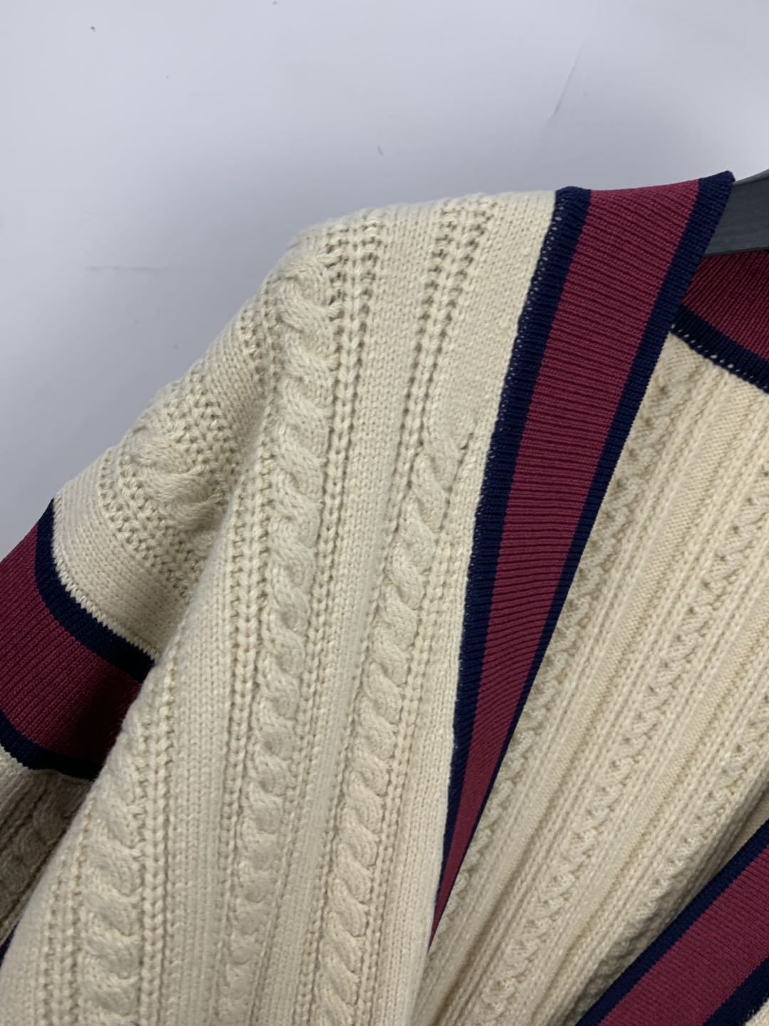 Women’s Sweater Contrast V-Neck Twist Weave Embroidery Jacquard Loose Knit Cardigan Vintage Autumn Winter New Coat alx