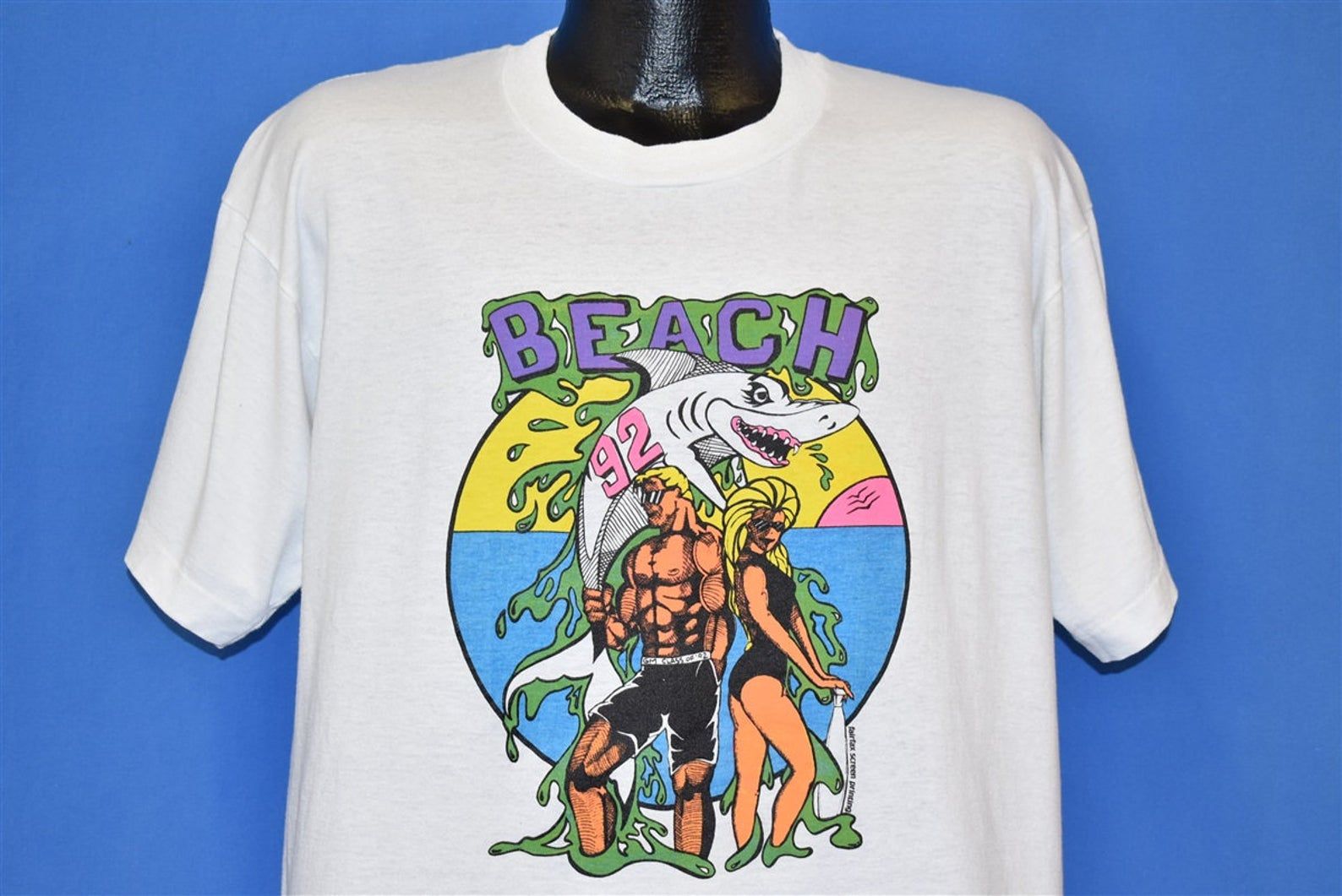 90S Beach 1992 Sunset Muscle Man Lady Shark Ocean Cartoon Tourist T-Shirt Extra