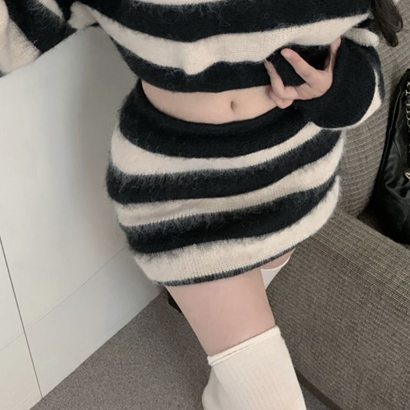 2022 Winter New Streetwear Sexy Strapless Contrast Striped Long-sleeved Sweater Women + Sexy Slim Knitted Skirt Two-piece Suit alx