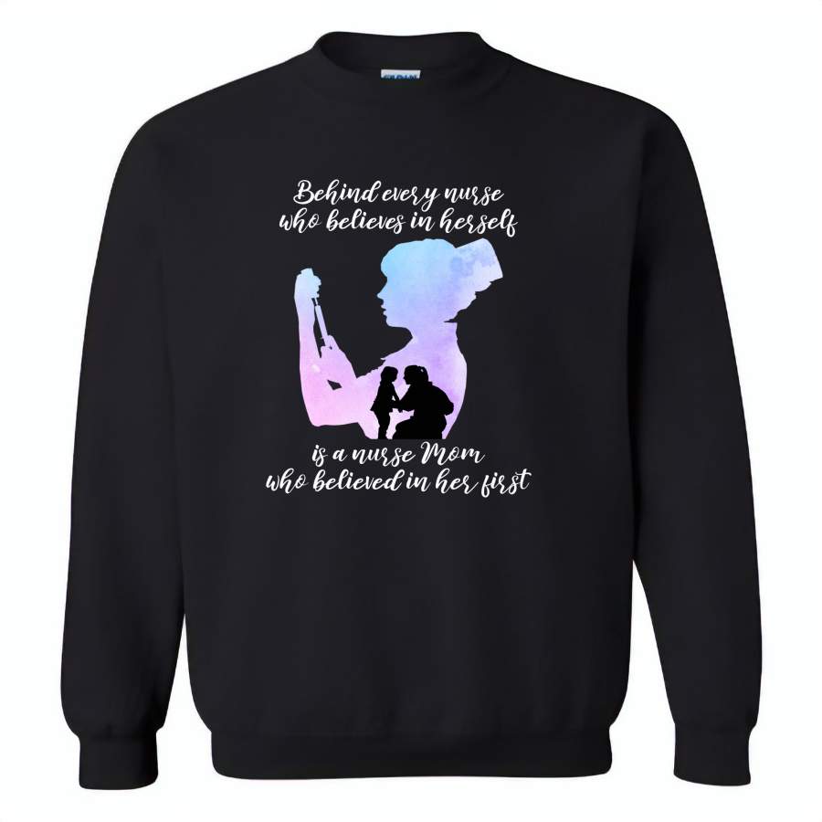 Behind Every Nurse Believes In Herself Is A Nurse Mom Who Believed In Her First Mother’s Day Gift – Gildan Crewneck Sweatshirt