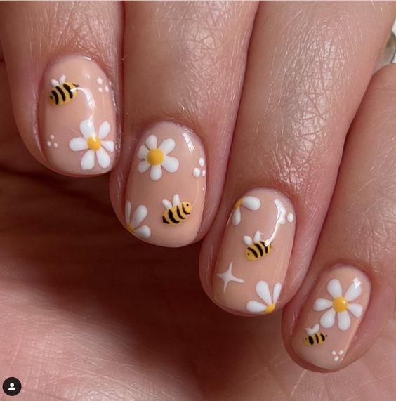 Short and Stunning Daisy Nails for Spring, Fake Nails, Designed Nails, Bee Nails